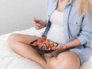 
              夏天月经第一天肚子胀痛流血块可以淋浴洗澡吗？
            